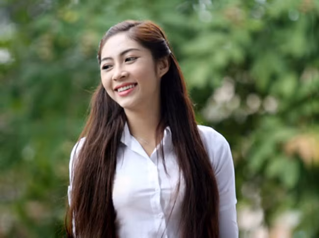 Không được săn đón như những người đẹp khác sau khi đăng quang vương miện, song hot girl lại cho rằng việc đi theo con đường làm từ thiện và đóng phim truyền hình sẽ là cách giúp hình ảnh của cô đến gần hơn với khán giả.