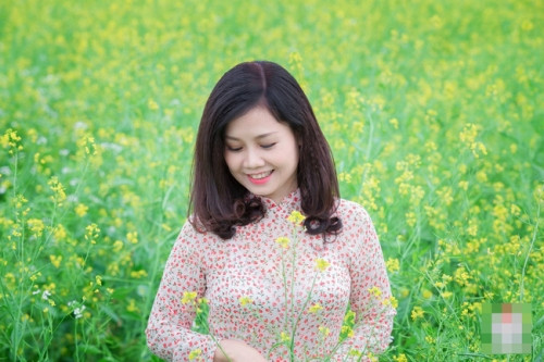 Bộ ảnh của bà nội 51 tuổi xinh như gái 18 xuất phát từ facebook của nhiếp ảnh Tú Bùi, sau đó được lan rộng ra các fanpage lớn hơn đã khiến không ít người xem phải trầm trồ, tỏ ra kinh ngạc trước nhan sắc “không tuổi” của người phụ nữ này. Facebook Nguyễn Thanh chia sẻ: “51 tuổi mà da dẻ vóc dáng thế này ư? Thật đáng kinh ngạc, cô này trẻ quá luôn”.