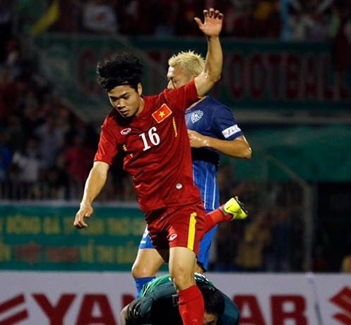 Dù không lên tiếng về vấn đề này nhưng khi xuất hiện trong buổi tập luyện với đội tuyển quốc gia cách đây vài ngày, các fan đã soi ra được hình xăm hoa hồng vẫn còn bên trong cánh tay trái Công Phượng.