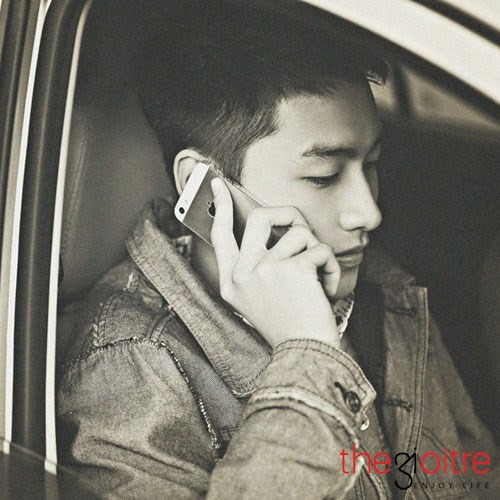 Bên cạnh hoạt động nghệ thuật, ít ai biết được Long còn đạt được những thành tích đáng nể trong học tập. Là học sinh chuyên Anh trường Chuyên Chu Văn An (Lạng Sơn), anh chàng đã đỗ vào khoa Quản trị Kinh doanh Quốc tế ĐH Kinh tế Quốc dân với số điểm cao (25,5 điểm).