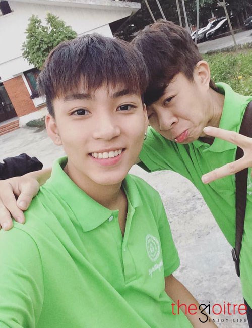 Khi được hỏi về việc cuộc sống có gì khác khi được nhiều người yêu mến, chú ý, Long Hoàng tâm sự: "Thật ra cuộc sống của mình cũng không thay đổi nhiều lắm, chỉ là bây giờ ra ngoài nhiều người nhận ra mình hơn và thường xin chụp ảnh cùng (Cười)".