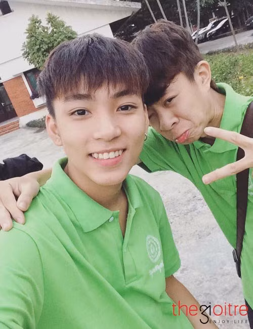 Khi được hỏi về việc cuộc sống có gì khác khi được nhiều người yêu mến, chú ý, Long Hoàng tâm sự: "Thật ra cuộc sống của mình cũng không thay đổi nhiều lắm, chỉ là bây giờ ra ngoài nhiều người nhận ra mình hơn và thường xin chụp ảnh cùng (Cười)".