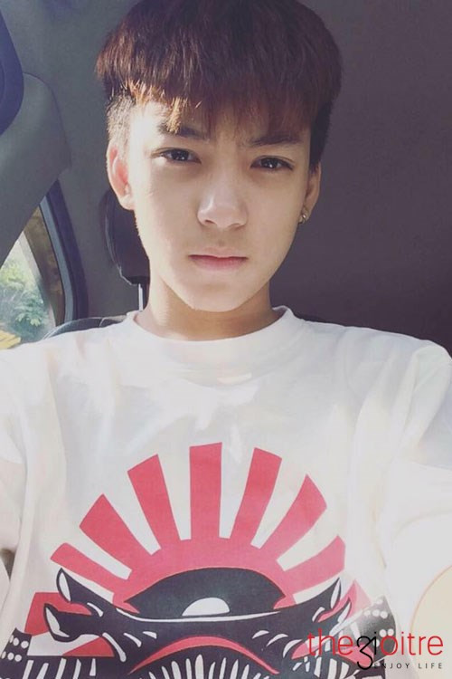 Không chỉ có vẻ ngoài như hot boy, Long Hoàng còn cực kì đa tài khi sở hữu bảng thành tích khủng như tham gia: sitcom phim Gia đình là số 1 &amp; Hai trái tim vàng, làm mẫu ảnh, đồng thời còn từng đoạt Giải đồng võ Taekwondo cấp thành phố.