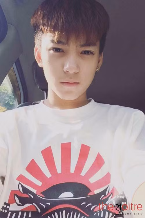 Không chỉ có vẻ ngoài như hot boy, Long Hoàng còn cực kì đa tài khi sở hữu bảng thành tích khủng như tham gia: sitcom phim Gia đình là số 1 &amp; Hai trái tim vàng, làm mẫu ảnh, đồng thời còn từng đoạt Giải đồng võ Taekwondo cấp thành phố.