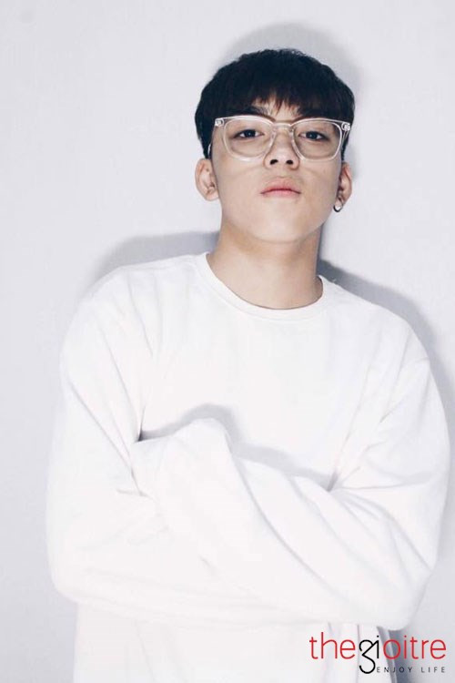 Có lợi thế về ngoại hình cộng với những short hình ấn tượng nên Long Hoàng sở hữu một lượng fan hâm mộ khá đông đảo. Trang cá nhân của anh chàng thu hút tới hơn 200 nghìn lượt theo dõi.