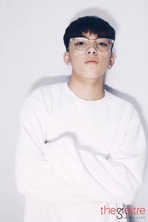 Có lợi thế về ngoại hình cộng với những short hình ấn tượng nên Long Hoàng sở hữu một lượng fan hâm mộ khá đông đảo. Trang cá nhân của anh chàng thu hút tới hơn 200 nghìn lượt theo dõi.