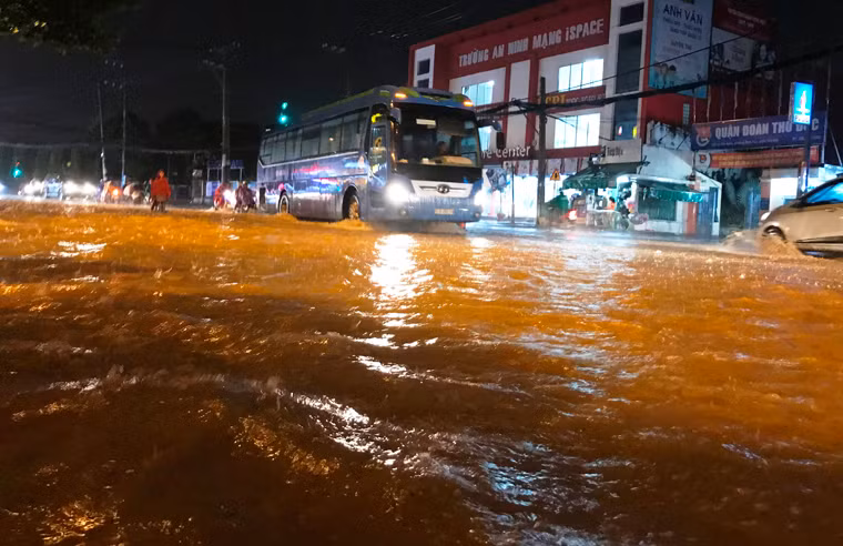Có mặt tại khu vực nói trên, PV Kiến Thức ghi nhận nước mưa rút rất chậm, thậm chí sau khi mưa dứt hơn 20 phút nhưng mặt đường vẫn ngập sâu trong biển nước.