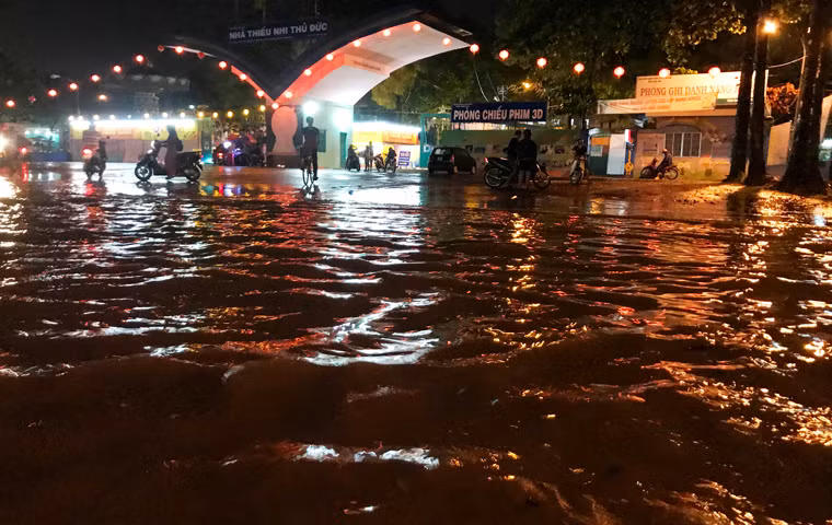 Đây là vị trí mà đầu tháng 8 vừa qua, Công ty Sekisui (Nhật Bản) và một đối tác Việt Nam đã thi công lắp đặt hồ điều tiết thông minh chống ngập nước đầu tiên trên đường Võ Văn Ngân (đoạn trước Nhà Thiếu nhi Thủ Đức).