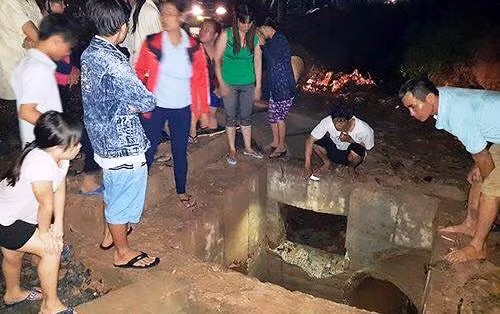 Hang chuc nguoi trang dem tim be trai bi roi xuong cong-Hinh-2