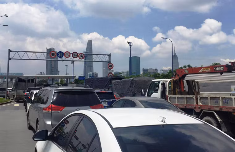 Ngay khi xảy ra tai nạn, nhân viên Trung tâm Quản lý hầm Thủ Thiêm cùng lực lượng CSGT thuộc Đội Cát Lái, Bến Thành (Phòng CSGT đường bộ - đường sắt, PC67, Công an TPHCM) đã phối hợp điều tiết, phân luồng giao thông.