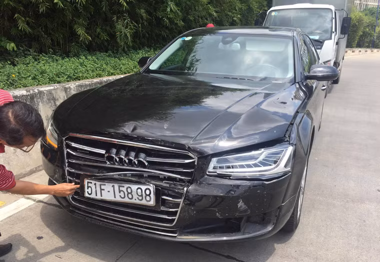 Tại hiện trường, chiếc xe ben đã tông gây hư hỏng nặng một xe tải và 3 ô tô loại 7 chỗ, trong đó có một chiếc Audi A8 trị giá nhiều tỷ đồng bị hư hỏng nặng cả phần đầu và sau xe. 