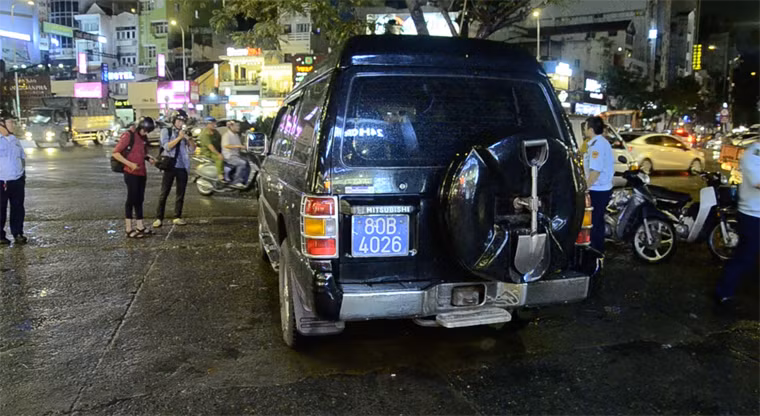 Chiếc xe biển xanh đậu trên vỉa hè đường Nguyễn Trãi (cũng thuộc phường Bến Thành) nhưng tài xế không có mặt.