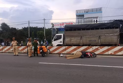 TPHCM: Di xe may, nu du khach My bi xe tai can ngang nguoi