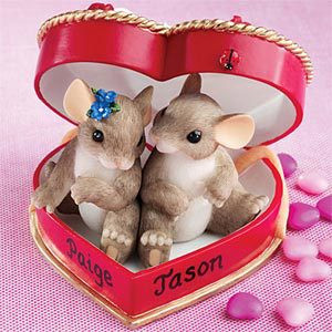 Nghiên cứu chỉ ra chuột có vùng điều chỉnh tiếng nói não trước, giống như tìm thấy ở người. Chuột đực có khả năng hát bài hát nhạc phức tạp khi tiếp xúc với chuột cái với tần số âm thanh 50 đến 100 KHz.