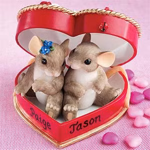 Nghiên cứu chỉ ra chuột có vùng điều chỉnh tiếng nói não trước, giống như tìm thấy ở người. Chuột đực có khả năng hát bài hát nhạc phức tạp khi tiếp xúc với chuột cái với tần số âm thanh 50 đến 100 KHz.