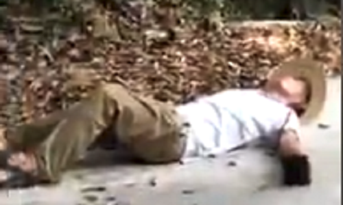 Nguoi dan ong cam ran chet tao dang chup anh va ket tham thuong