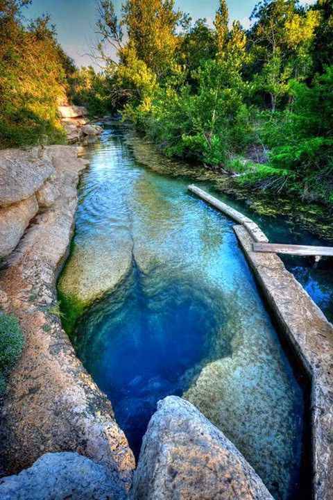 5. Giếng không đáy, bang Texas (Mỹ): Giếng Jacob nhìn từ xa giống như con mắt đen sâu thăm thẳm chứa đầy nước. Với đường kính miệng 4 m, Jacob là địa điểm lý tưởng để tắm mát của những thanh niên trong làng vào ngày hè nóng bức. Đến nay, độ sâu của “giếng tử thần” vẫn là câu hỏi lớn trong giới khoa học. Nhiều thợ lặn vì muốn khám phá điểm dừng của Jacob đã không may bị “nuốt” vào giếng mãi mãi. Tuy nhiên, điều đó không thể ngăn được trí tò mò của các du khách khi hàng ngày họ vẫn đổ về đây hòng tìm hiểu điều bí ẩn chưa có lời giải đáp. Ảnh: BuzzFeed, ViralNova.