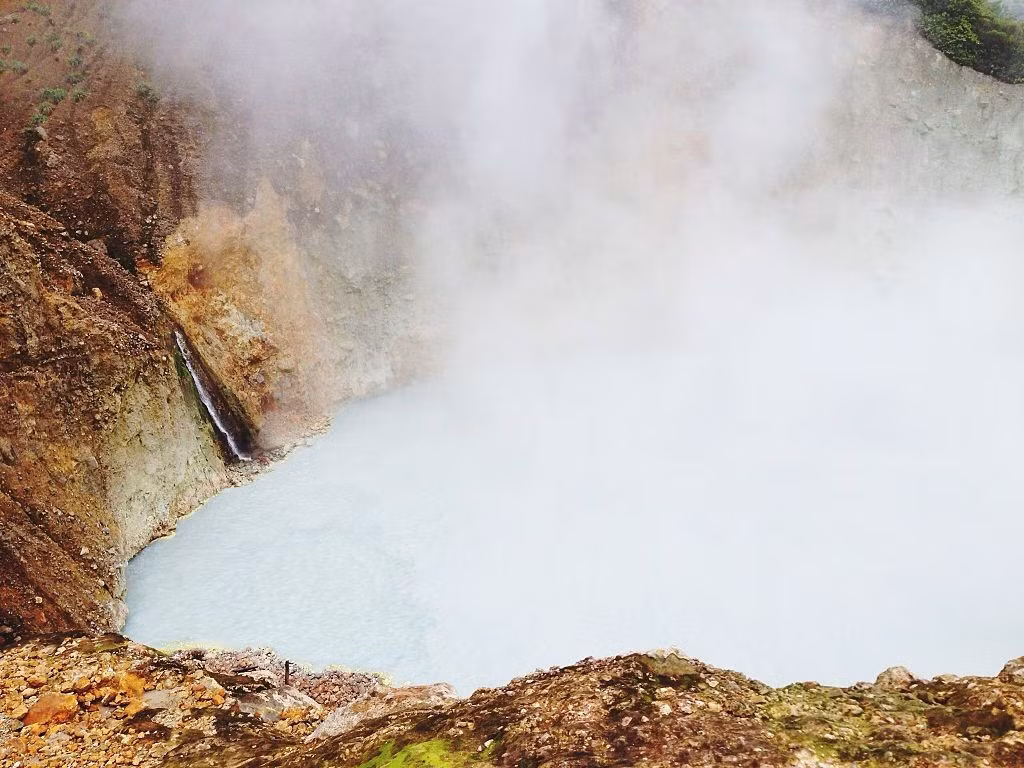 7. Hồ Boiling, Dominica: Hồ nước sôi (Boilling Lake) nằm trong vườn quốc gia Morne Trois Pitons ở đảo quốc Dominica. Nơi đây đã được UNESCO công nhận là di sản thiên nhiên thế giới vào năm 1997. Nằm ở độ cao 762 m so với mực nước biển, hồ rộng chừng 60 m và độ sâu xấp xỉ 95 m. Nhiệt độ của hồ luôn duy trì từ 82-95 độ C. Theo nghiên cứu, nước ở đây lúc nào cũng sôi sùng sục bởi một vết nứt trong lòng hồ, khiến dung nham nóng chảy rò rỉ ra ngoài. Luôn rình rập nhiều nguy hiểm nhưng hồ nước sôi này vẫn là địa điểm du lịch nổi tiếng với du khách ưa mạo hiểm. Ảnh: Getty.