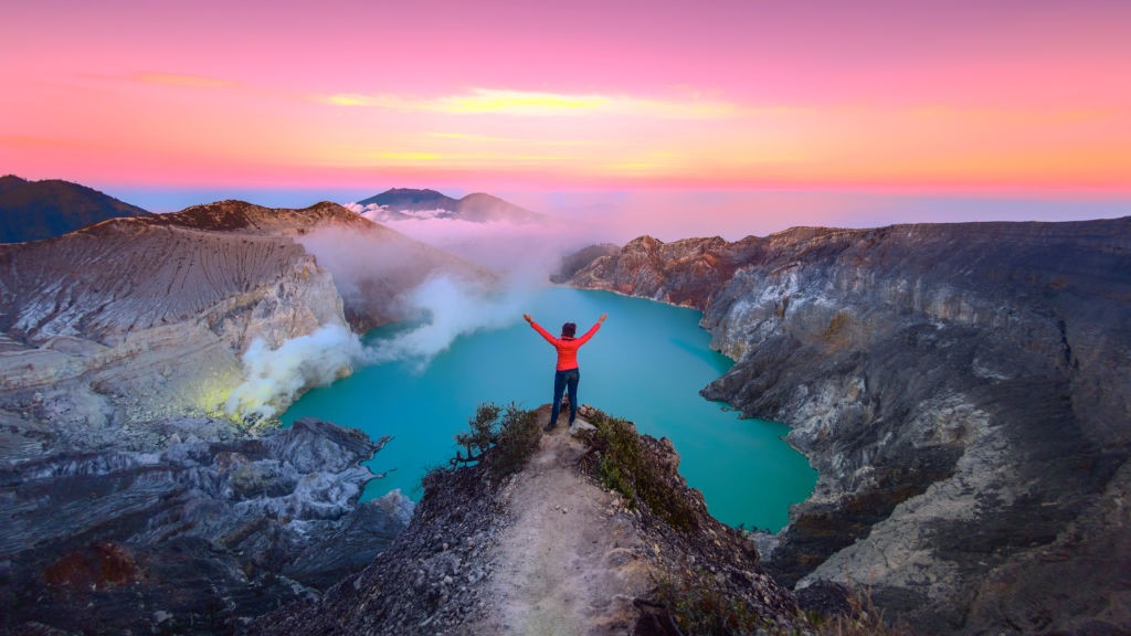 2. Hồ axit Kawah Ijen, Indonesia: Hồ axit thuộc khu vực núi lửa Ijen, nằm giữa cao nguyên Bondowoso và Banyuwangi (phía đông đảo Java, Indonesia). Trong hố tử thần chứa tới 36 triệu m3 nước axit, mặt hồ có màu xanh ngọc đặc trưng, lúc nào cũng được bao phủ bởi một làn khói trắng. Bởi vậy, nơi đây được mệnh danh là “cốc axit khổng lồ của tự nhiên”. Là nơi có lượng axit lớn nhất trên thế giới, Kawah Ijen có thể dễ dàng cướp đi mạng sống của những ai đến gần. Tuy nhiên, nơi đây vẫn thu hút đông đảo khách du lịch đến tham quan và check-in hàng năm. Ảnh: Getty
