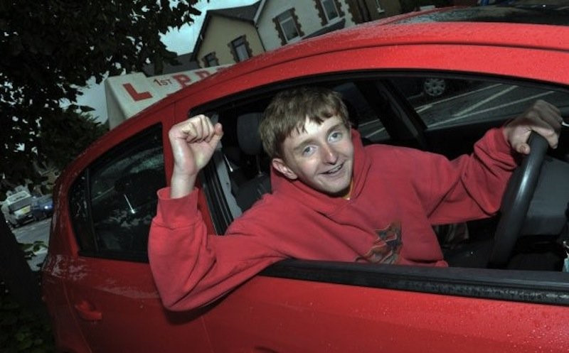 Năm 12 tuổi, Chris Stewart bị tai nạn khủng khiếp tới mức hộp sọ hoàn toàn bị tách ra khỏi phần trên cùng của cột sống. Các bác sĩ đánh giá anh chỉ có 10% cơ hội sống sót, nhưng sau khi phẫu thuật, anh đã phục hồi nhanh chóng và hoàn toàn bình thường.