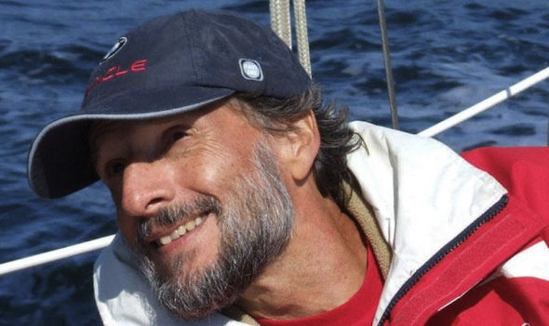 Tháng 1/1982, Steven Callahan xuất phát từ quần đảo Canary trên một chiếc thuyền buồm nhỏ nhưng bị bão đánh chìm và chỉ còn trôi nổi trên chiếc bè bơm hơi. "Dị nhân" này đã sống sót thần kỳ suốt 76 ngày trên biển chỉ với 1,3kg thức ăn, một cái áo sơ mi và chút nước.