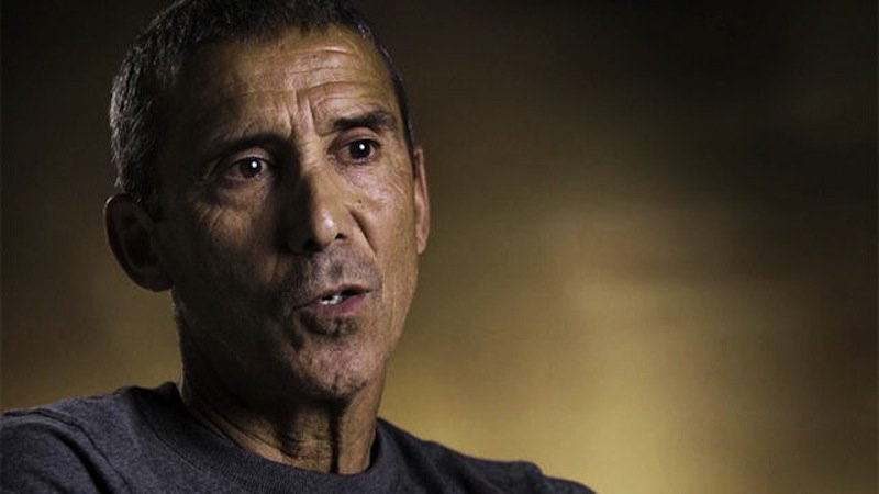 Năm 1994, Mauro Prosperi đã tham gia cuộc thi “Marathon of Sands” ở Morocco thì gặp bão cát. Sau 36 giờ, hết đồ ăn, nước uống, ông buộc phải ăn dơi và rắn và uống nước tiểu của chính mình, thậm chí tự tử bằng cách cắt cổ tay nhưng cuối cùng đã được cứu sống ngoạn mục.