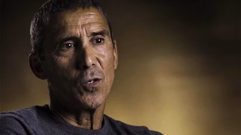 Năm 1994, Mauro Prosperi đã tham gia cuộc thi “Marathon of Sands” ở Morocco thì gặp bão cát. Sau 36 giờ, hết đồ ăn, nước uống, ông buộc phải ăn dơi và rắn và uống nước tiểu của chính mình, thậm chí tự tử bằng cách cắt cổ tay nhưng cuối cùng đã được cứu sống ngoạn mục.