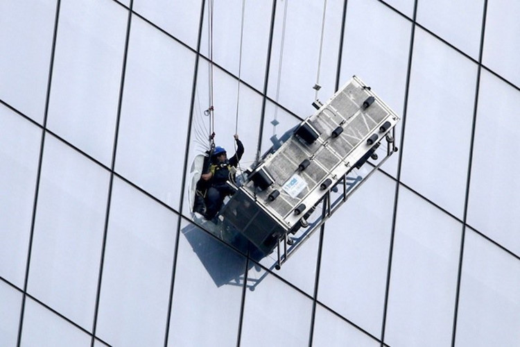 Năm 2007, Alcides Moreno cùng anh trai Edgar lau cửa sổ đến tầng 47 của một tòa nhà thì dây cáp bị đứt khiến Edgar tử vong tại chỗ trong khi Alcides vẫn sống sót dù hôn mê trong nhiều ngày và cơ thể bị tác động mạnh. Sau đó, Alcides đã hồi phục hoàn toàn.