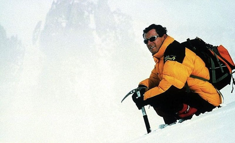 Năm 1985, Joe Simpson và Simon Yates đã hoàn thành cuộc leo núi đầu tiên theo mặt phía Tây của dãy Siula Grande. Lúc leo xuống, Simpson đã bị trượt gãy chân khiến sợi dây quấn chặt cả hai người vào, cuối cùng họ phải cắt sợi dây nhưng may mắn rơi xuống tuyết mềm và sống sót.