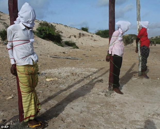 Năm 1915, Năm 1915, Moguel bị bắt trong cuộc Cách mạng Mexico và kết án tử hình bằng xử bắn. Ông bị bắn 8 phát đạn vào người và 1 phát qua đầu, nhưng bằng cách nào đó ông đã sống sót và giả vờ chết cho đến khi các “đao phủ” bỏ đi.