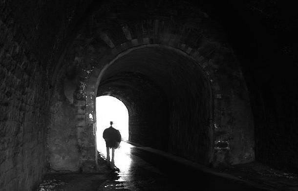 Người phụ nữ trải qua cảm giác sắp chết gần 1.000 lần. Một phụ nữ trung niên tại Anh trải qua cảm giác cận kề cái chết nhiều lần mỗi tháng do mắc hội chứng bí ẩn. Người phụ nữ luôn cảm thấy đau mỗi khi cảm giác sắp chết xuất hiện. Các cơ của cô trở nên cứng và cảm giác nóng xuất hiện trong đầu. Giới y khoa đau đầu vì không thể tìm ra lý do cho hiện tượng kỳ quái.