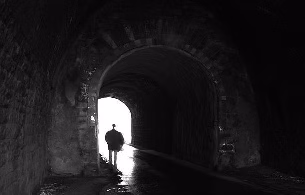 Người phụ nữ trải qua cảm giác sắp chết gần 1.000 lần. Một phụ nữ trung niên tại Anh trải qua cảm giác cận kề cái chết nhiều lần mỗi tháng do mắc hội chứng bí ẩn. Người phụ nữ luôn cảm thấy đau mỗi khi cảm giác sắp chết xuất hiện. Các cơ của cô trở nên cứng và cảm giác nóng xuất hiện trong đầu. Giới y khoa đau đầu vì không thể tìm ra lý do cho hiện tượng kỳ quái.