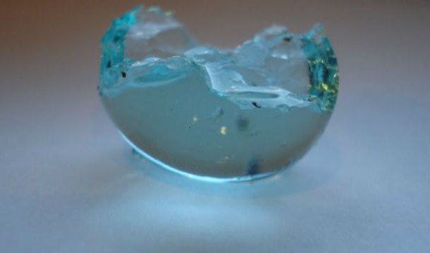 Quả cầu bí ẩn tại Anh. Sau trận mưa đá, Steve Hornsby, sống tại thành phố Bournemouth, Anh ra vườn và thấy nhiều quả cầu nhỏ màu xanh dương trên bãi cỏ. Cơ quan khí tượng Anh xác nhận những quả cầu được tạo nên bởi một chất giống như thạch và chúng không phải là một sản phẩm của thời tiết. Nguồn gốc của nó là điều bí ẩn.