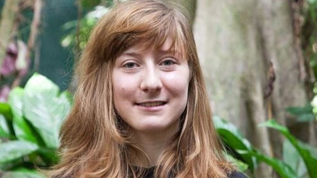 Sau 10 năm sống trong rừng rậm, gia đình quyết định trở lại nước Pháp để cô bé tái hòa nhập đời sống xã hội. Được biết, hai năm đầu xa rời rừng xanh là thời gian thực sự khó khăn đối với cô bé. Cô được gửi đến một trường công lập ở Paris nhưng có ít điểm chung với những bạn bè trang lứa nên phải tự học ở nhà. Mẹ Tippi phải mua cho cô một con búp bê để cô bé quên đi nỗi nhớ nhung những người bạn hoang dã của mình.