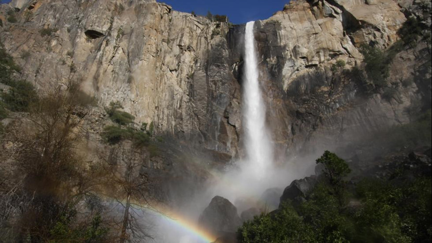 Thời gian tốt nhất để chiêm ngưỡng thác nước ở Vườn quốc gia Yosemite, Mỹ là vào mùa xuân, khi băng tan và tạo ra những thác nước ấn tượng nhất.