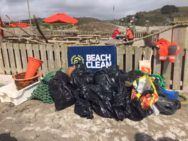 Cuối cùng, bà đặt cho mình một thử thách cho năm 2018 - đó là dọn sạch 1 bãi biển mỗi tuần. Thật vui mừng, ý tưởng của bà rất được những người dân ở thị trấn Cornwall ủng hộ.