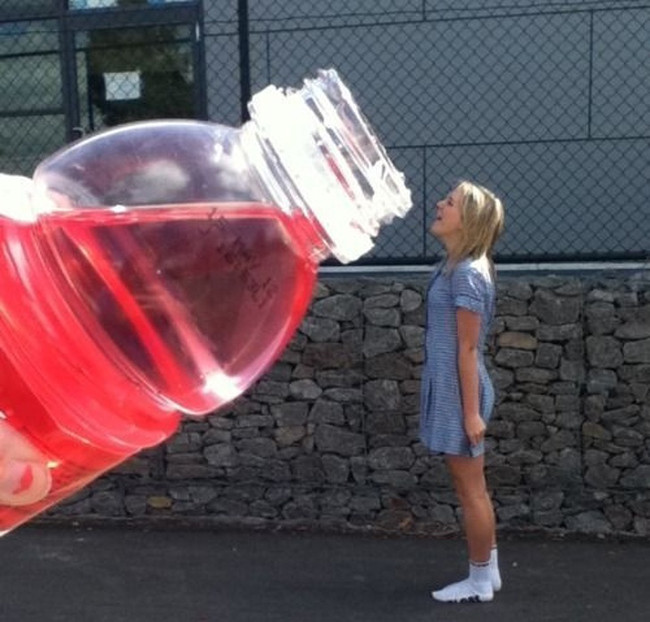 Làm sao mà uống hết được cái chai khổng lồ thế này.