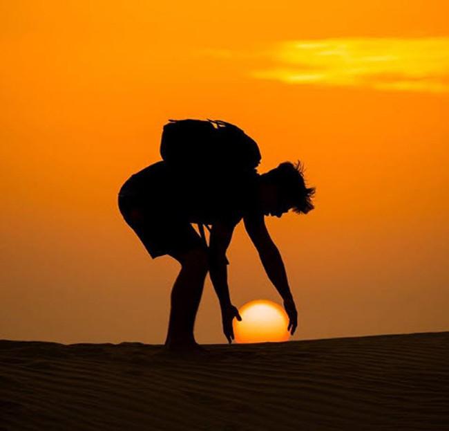 Sao ai lại vứt quả bóng ở đây thế này.