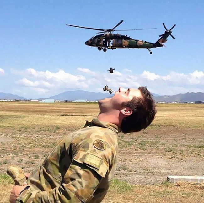 Nhảy hết vào miệng anh đi nào.