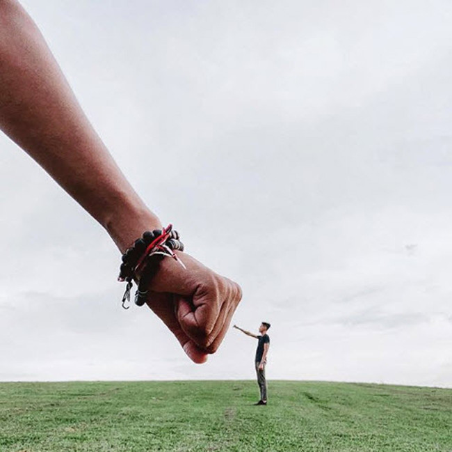 Người khổng lồ hay là người tí hon đây.