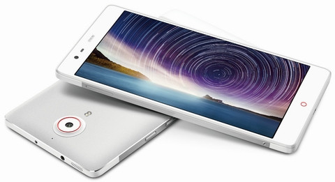  ZTE Nubia X6 cỡ 6,4-inch. Nubia, một công ty con của ZTE cũng cố gắng tham gia vào thị trường phablet khi cho ra đời chiếc ZTE Nubia X6 với kích cỡ “khủng” 6,4-inch. Đây từng được coi là “dã thú” sử dụng chipset Snapdragon 801 lõi tứ, RAM 3GB, tích hợp camera sau 13MP kèm theo bộ ổn định hình ảnh quang học và nguồn pin 4.250mAh.