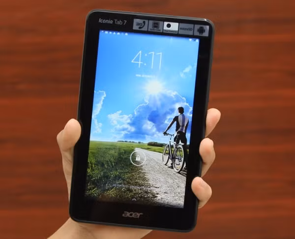  Acer Iconia A1-713. Chiếc “smartphone” 7 inch của Acer có chíp xử lý lõi tứ MediaTek MTK 8382 1,3 GHz, RAM 1 GB và bộ nhớ trong 8 GB, có thể mở rộng thêm bằng khe cắm thẻ tối đa 32 GB. Máy được trang bị camera trước/sau lần lượt là 2 MP/0,3 MP, chạy trên nền hệ điều hành Android 4.4. Acer Iconia A1-713 có giắc cắm âm thanh 3,5 mm và pin dung lượng 3.400 mAh. Máy có 2 khe cắm SIM biến chiếc máy tính bảng 7 inch thành một smartphone khổng lồ. Giá tham khảo 2.700.000 đồng.