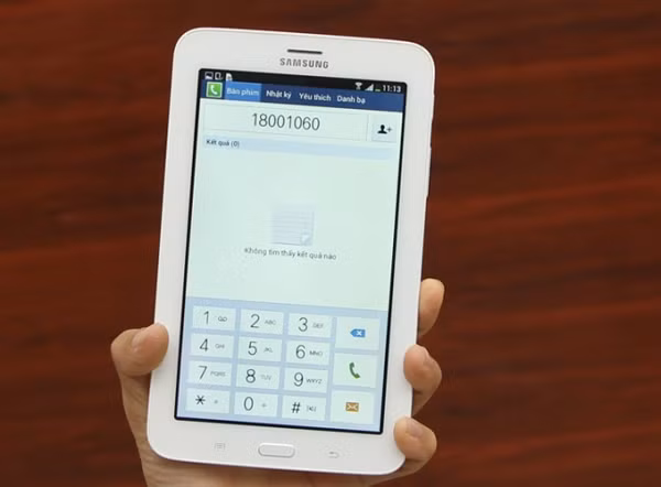  Samsung Galaxy Tab 3V T116. Máy tính bảng kiêm "smartphone" Tab 3V của Samsung chạy trên nền Android 4.4, sử dụng chíp lõi tứ tốc độ 1,3 GHz, RAM 1 GB, bộ nhớ trong 8 GB , hỗ trợ thẻ nhớ tối đa 32 GB. Cả hai camera trước, sau của máy đều có độ phân giải 2 MP. Tab 3V có màn hình 7 inch độ phân giải 1024 x 600 pixel và pin dung lượng 3.600 mAh. Giá tham khảo: 3.490.000 đồng.