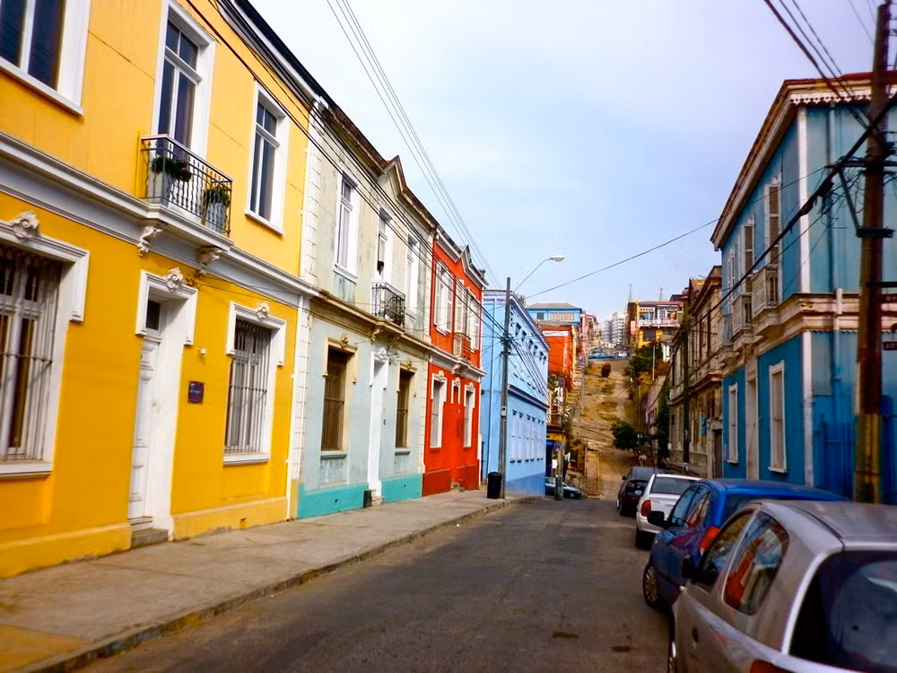 Các tòa nhà tại đây không chỉ mang dáng vẻ cổ kính với những phong cách kiến trúc đa dạng mà còn vô cùng ấn tượng với màu sắc rực rỡ phủ lên mình. Điều này khiến cho thành phố cổ Valparaiso trông giống như một tác phẩm nghệ thuật đương đại khi nhìn từ xa.