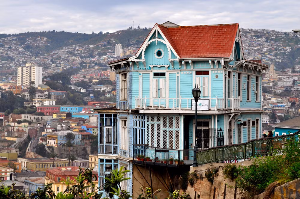 Tuy vậy, trong những thập niên gần đây thành phố cổ Valparaiso đã hồi sinh trong vị thế mới - một thành phố của văn hóa nghệ thuật. Điều này đã được chứng mình bằng việc UNESCO công nhận Valparaiso Di sản văn hóa thế giới năm 2003.