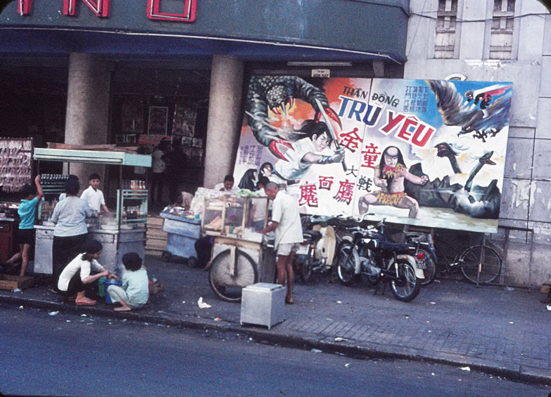 Rạp Casino gắn liền với hẻm Casino, thiên đường ấm thực hương vị đất Bắc.