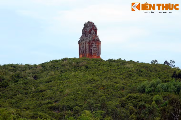 So với các ngôi tháp Chăm ở Bình Định, tháp Phú Lốc có vị trí khá đặc biệt khi nổi bật giữa vùng đồng bằng như một ngọn hải đăng khổng lồ.
