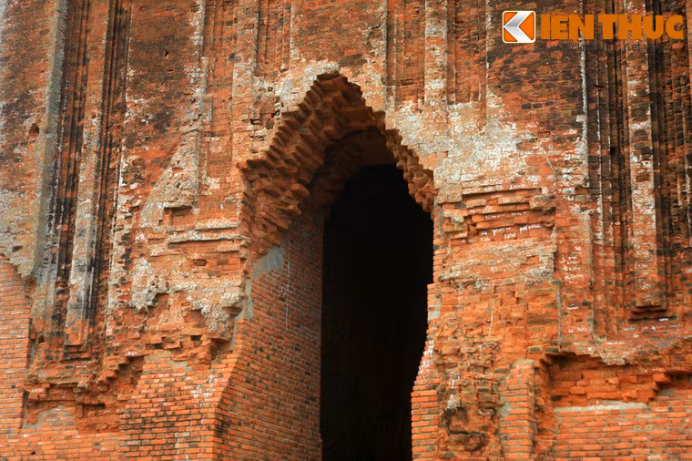 Theo nghiên cứu thì tháp Phú Lốc là nơi thờ thần Siva của Ấn Độ giáo.