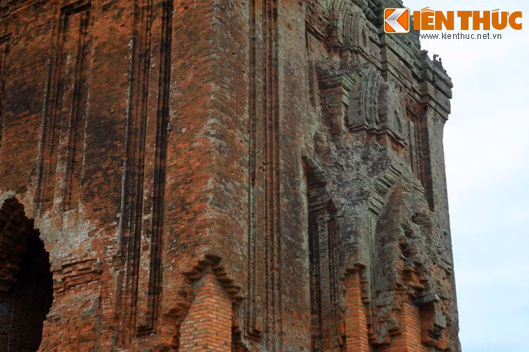 Phần trên các tầng của các cửa giả là vòm cung nhọn khá dài trong như hình mũi giáo, cả hai tầng còn lại phía trên của tháp đều cùng lặp lại kiểu dáng và bố cục của phần thân.