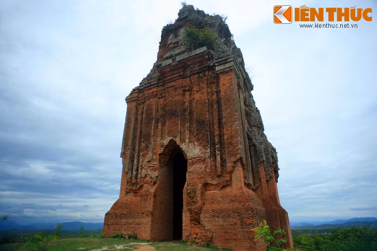 Ngôi tháp này hiện đã bị hư hại nặng, tầng nền bằng đá cao và cả phần nền sảnh ở phía đông đã bị đổ nát, giờ đây được gia cố bằng gạch để chống sụp đổ. Phần trên của tháp vẫn còn khá nguyên vẹn.